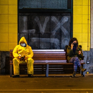 202101 L'homme en jaune à la gare Cornavin